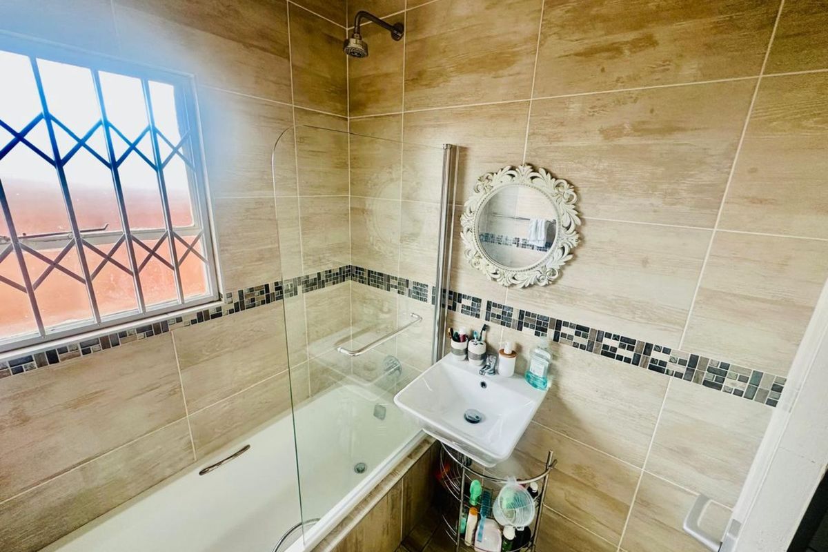 Townhouse For Sale in Terra Nova - Photo 5