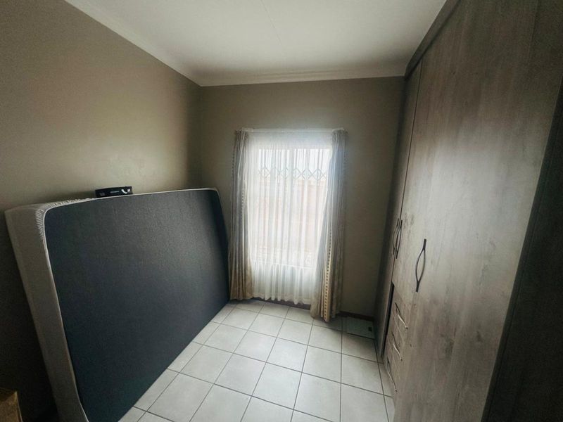 Townhouse For Sale in Terra Nova - Photo 9