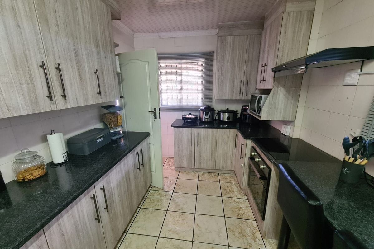 House For Sale in Homevale - Photo 3