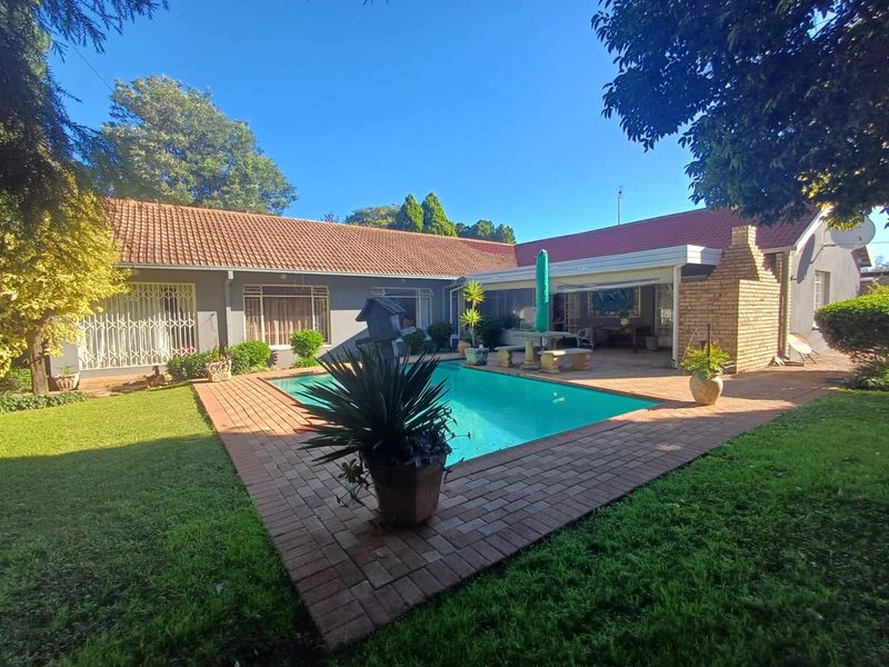 House For Sale in La Hoff - Photo 1