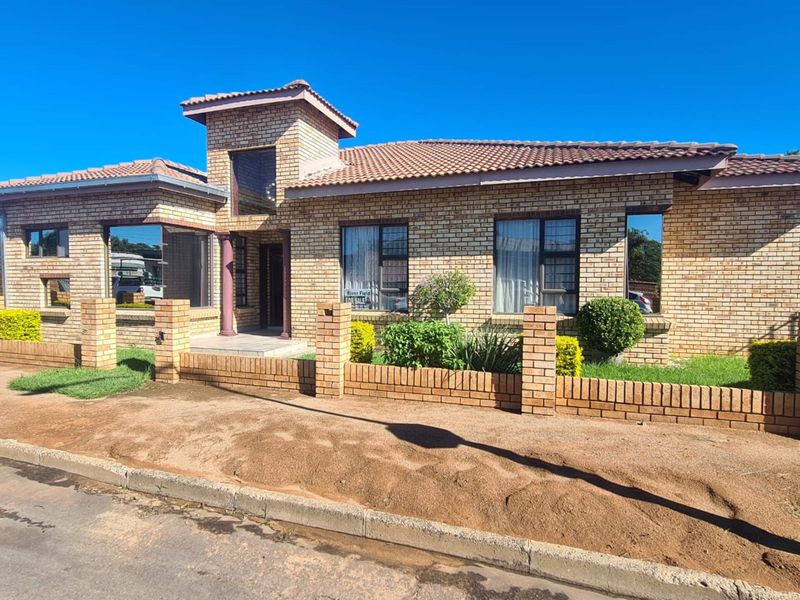 House For Sale in Moghul Park - Photo 2