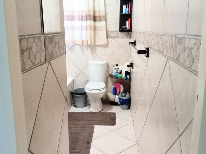 Apartment For Sale in Windsor East - Photo 4