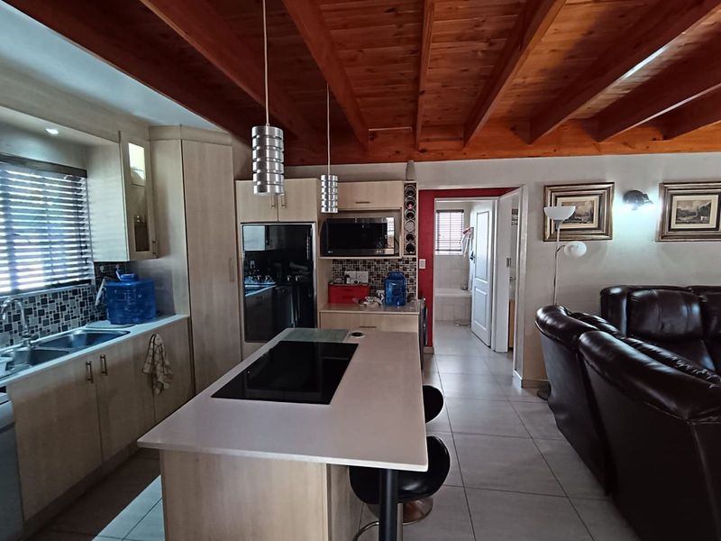 House For Sale in Pomona - Photo 10