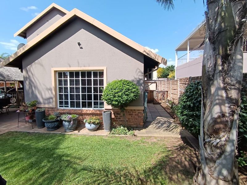 House For Sale in Pomona - Photo 5