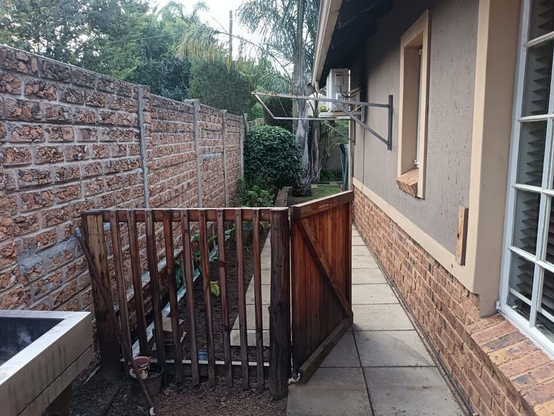 House For Sale in Pomona - Photo 6
