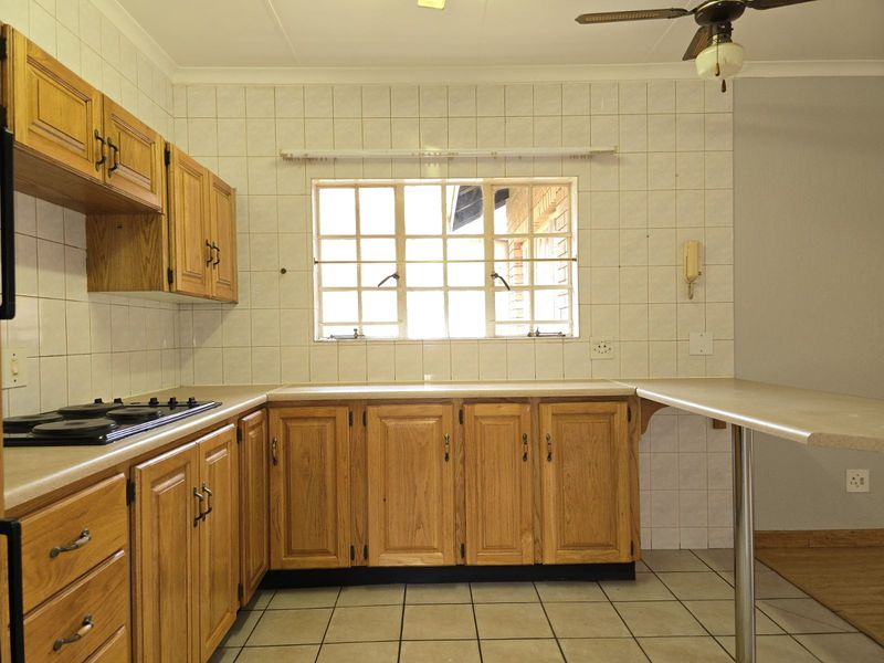 Townhouse For Sale in Zwartkop - Photo 8