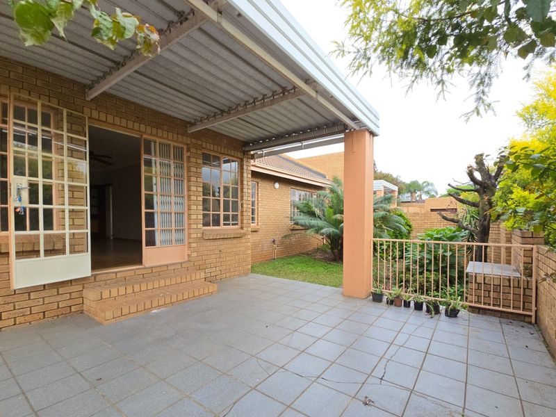 Townhouse For Sale in Zwartkop - Photo 2