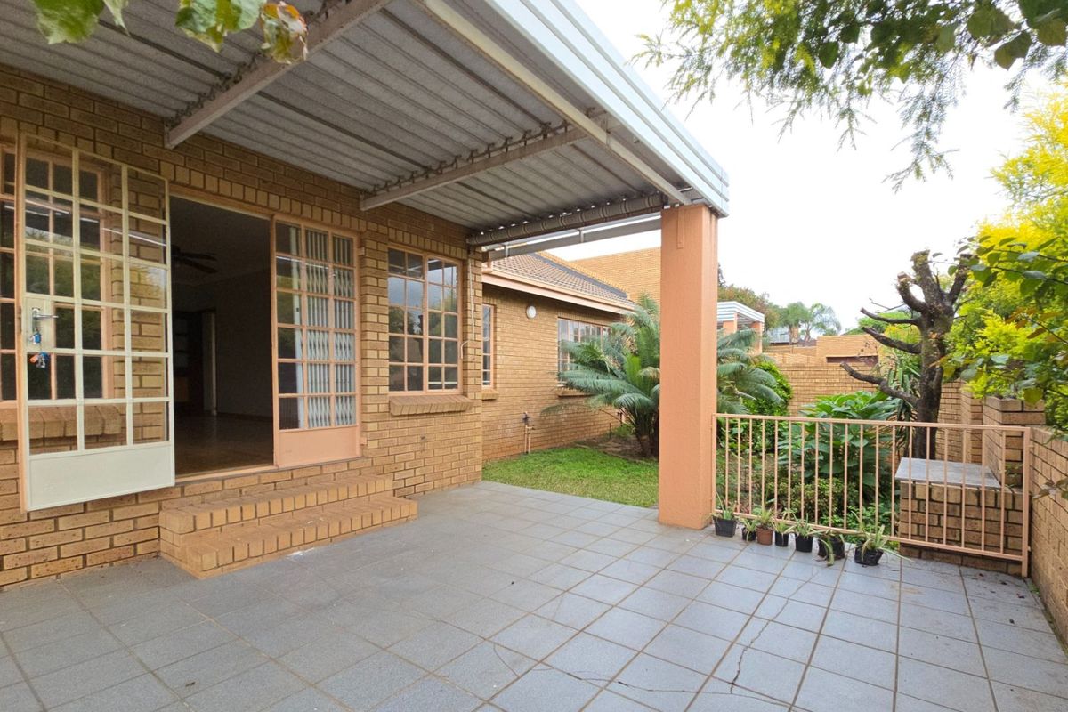 Townhouse For Sale in Zwartkop - Photo 2
