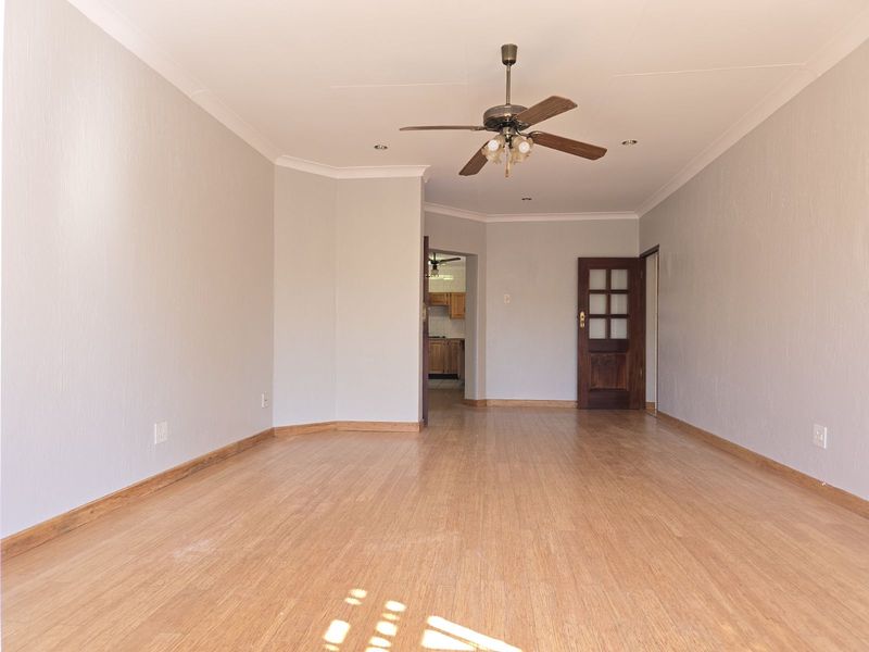 Townhouse For Sale in Zwartkop - Photo 4