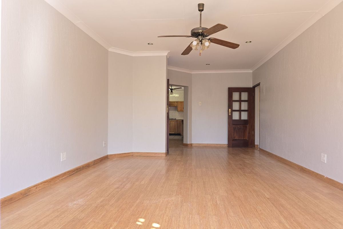 Townhouse For Sale in Zwartkop - Photo 4