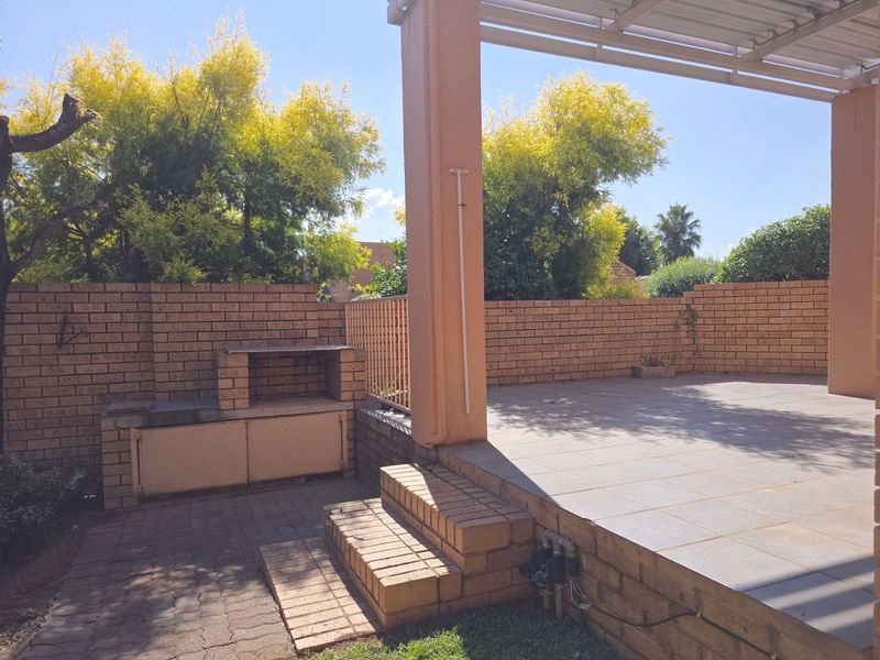 Townhouse For Sale in Zwartkop - Photo 3