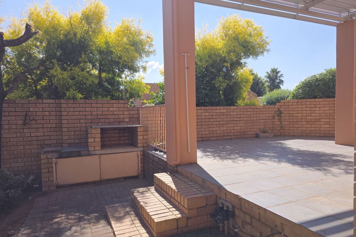 Townhouse For Sale in Zwartkop - Photo 3