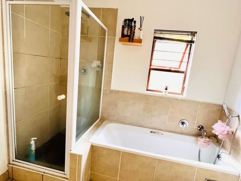 Apartment For Sale in Lonehill - Photo 10