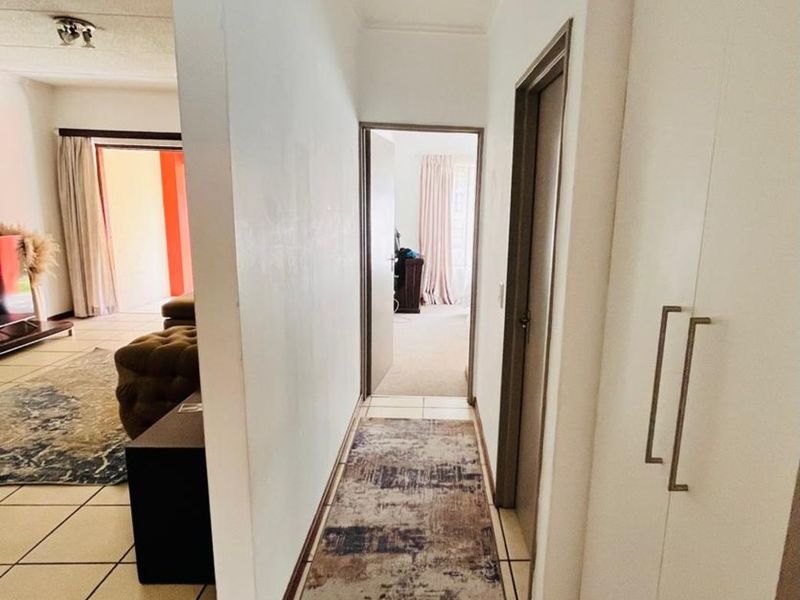 Apartment For Sale in Lonehill - Photo 7