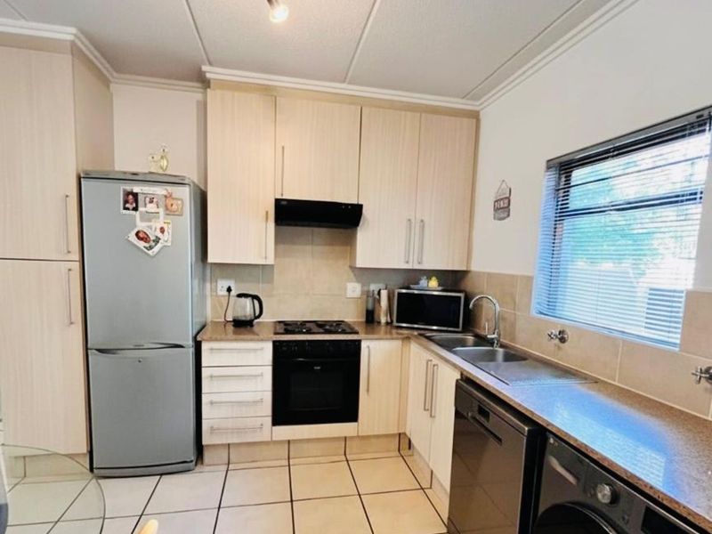 Apartment For Sale in Lonehill - Photo 6