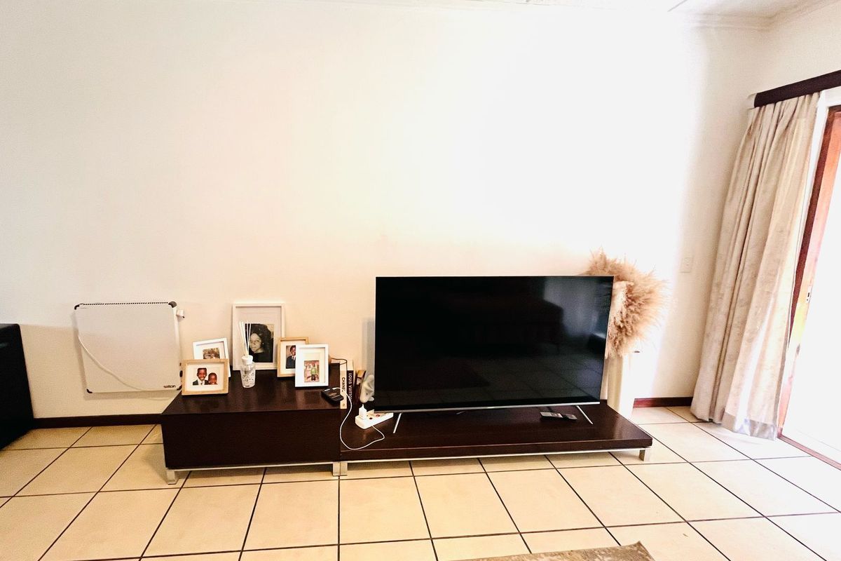 Apartment For Sale in Lonehill - Photo 3