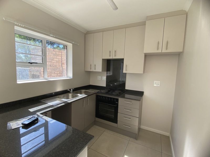 Townhouse For Sale in Lorraine - Photo 8