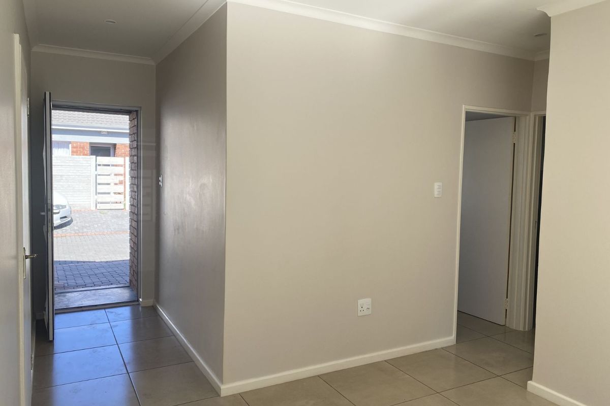 Townhouse For Sale in Lorraine - Photo 4