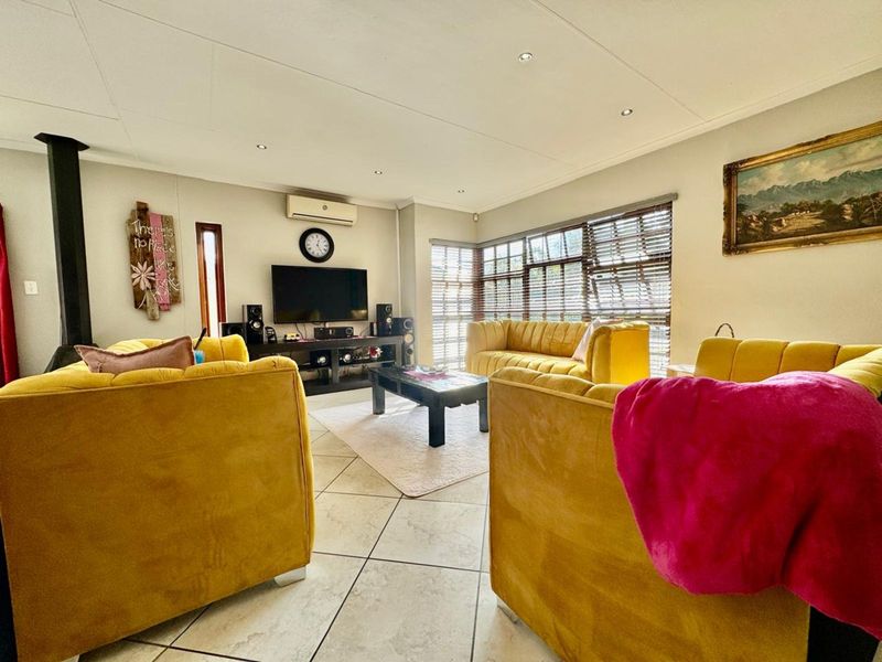 House For Sale in Secunda Central - Photo 4