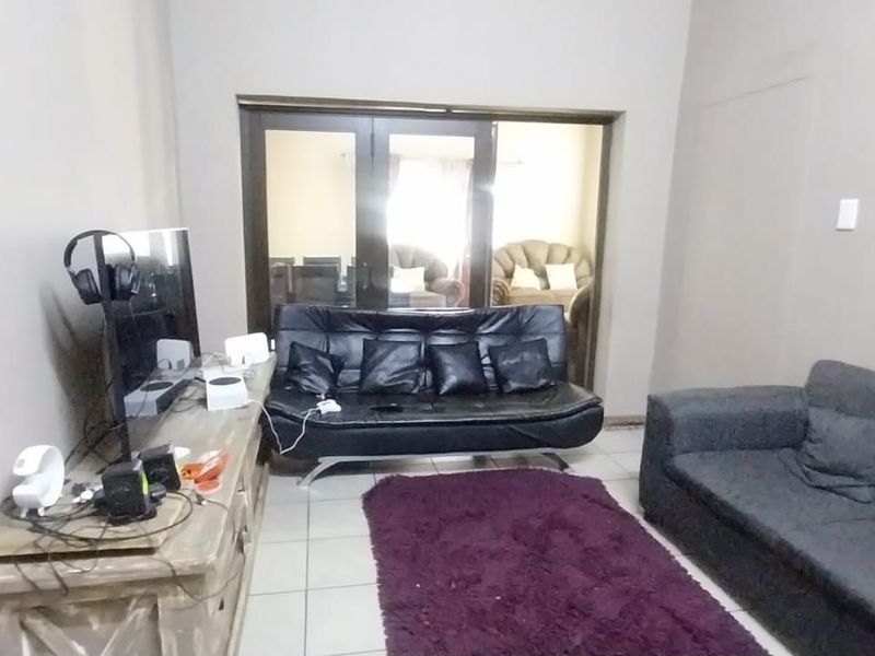 House For Sale in De Beers - Photo 3