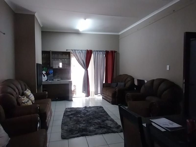 House For Sale in De Beers - Photo 2