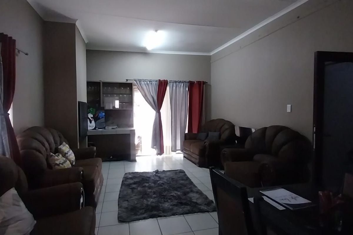 House For Sale in De Beers - Photo 2