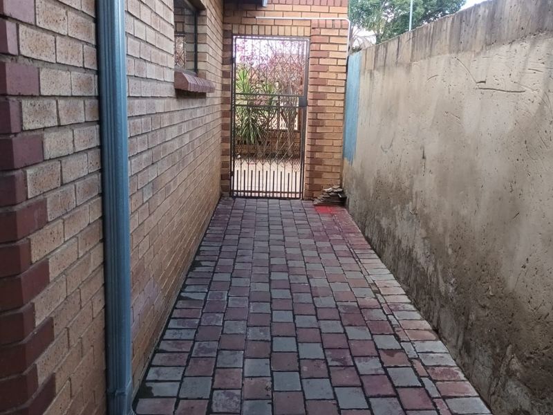 House For Sale in Mabopane Central - Photo 6