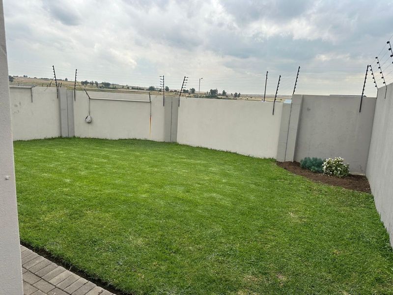 Townhouse For Sale in Terra Nova - Photo 10