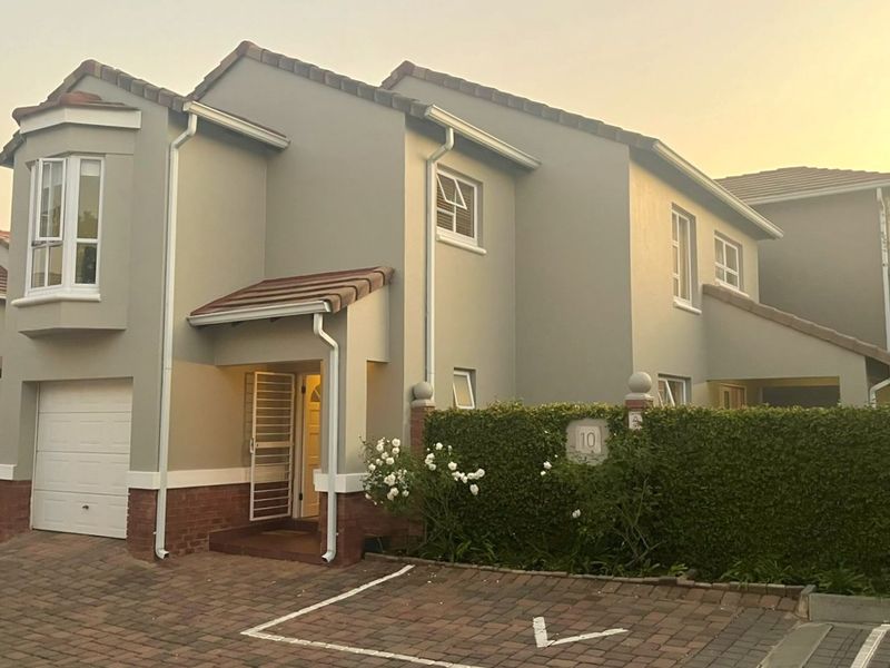 Townhouse For Sale in Bryanston - Photo 2