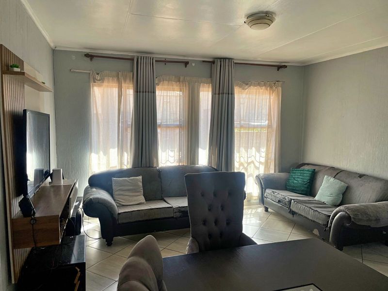 Townhouse For Sale in Die Hoewes - Photo 10