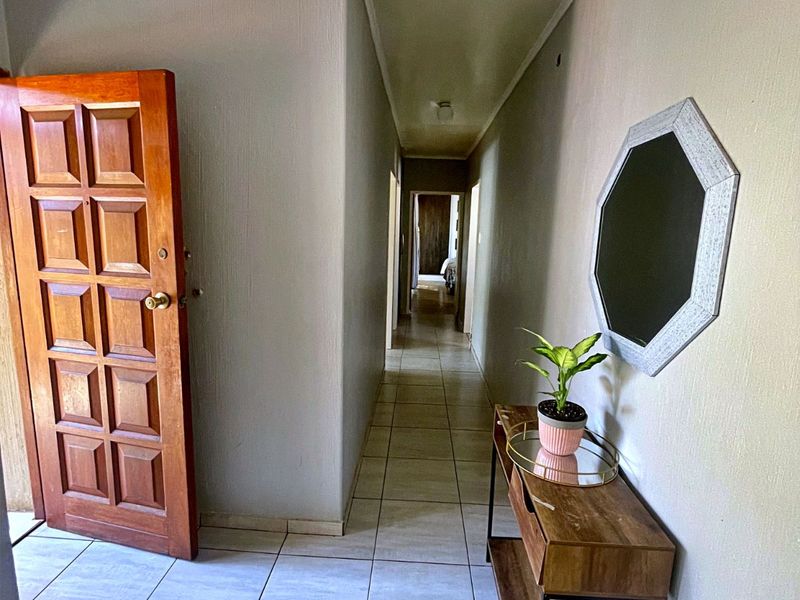 Townhouse For Sale in Die Hoewes - Photo 2