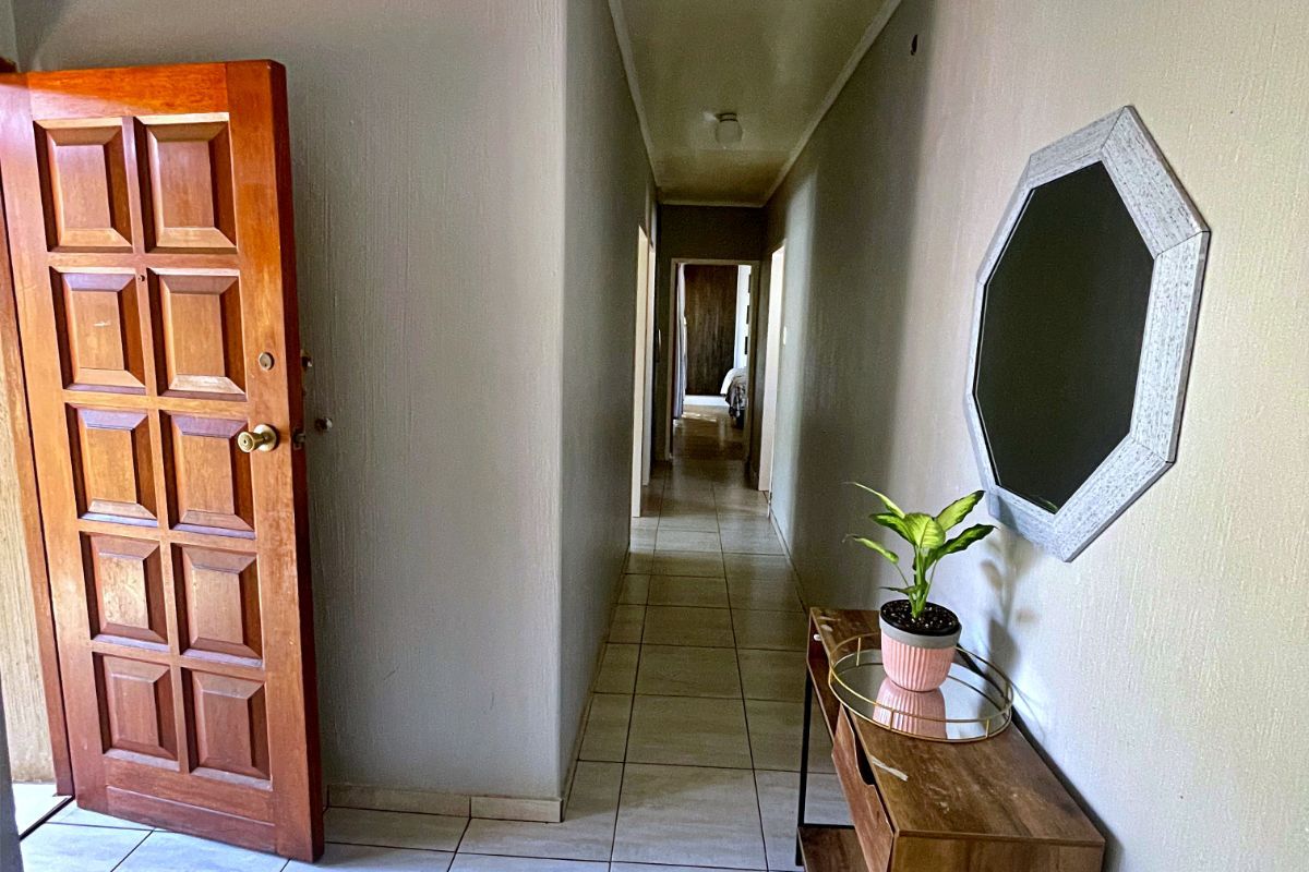 Townhouse For Sale in Die Hoewes - Photo 2