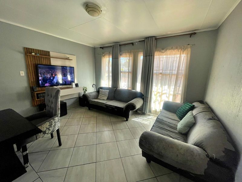 Townhouse For Sale in Die Hoewes - Photo 9