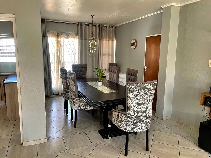 Townhouse For Sale in Die Hoewes - Photo 7