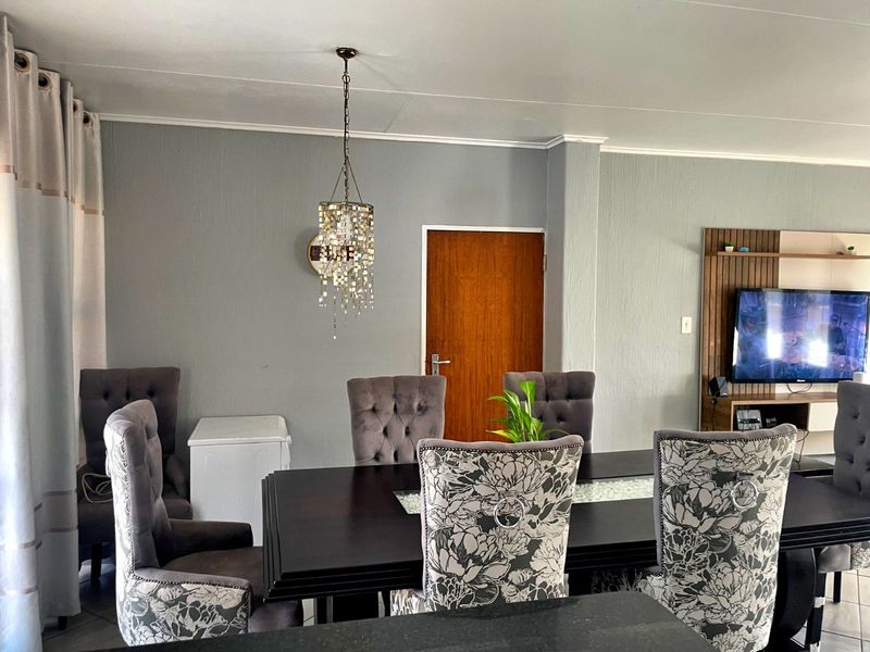 Townhouse For Sale in Die Hoewes - Photo 6