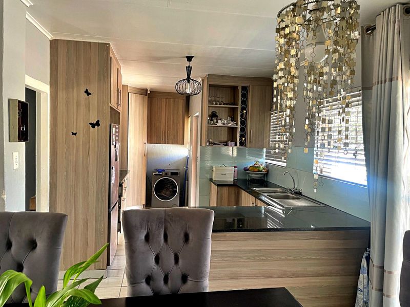 Townhouse For Sale in Die Hoewes - Photo 3