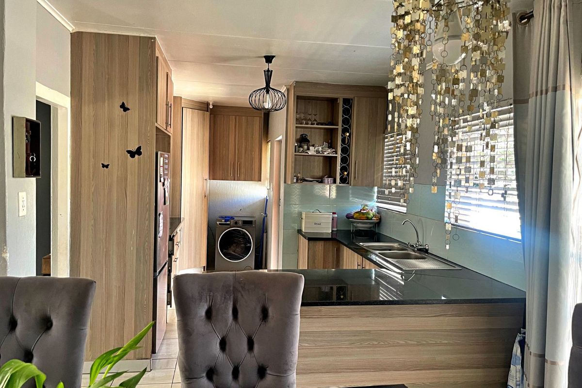 Townhouse For Sale in Die Hoewes - Photo 3