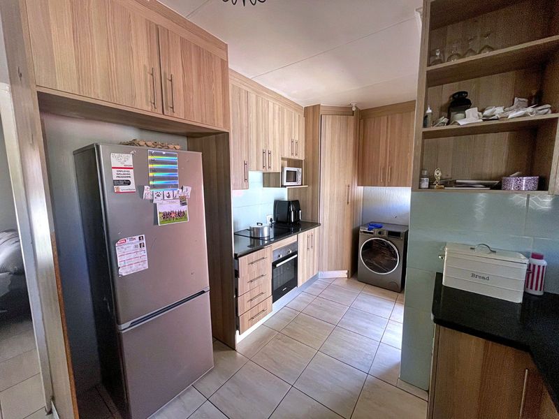 Townhouse For Sale in Die Hoewes - Photo 4