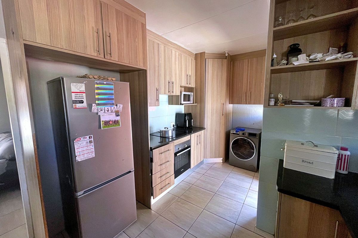 Townhouse For Sale in Die Hoewes - Photo 4