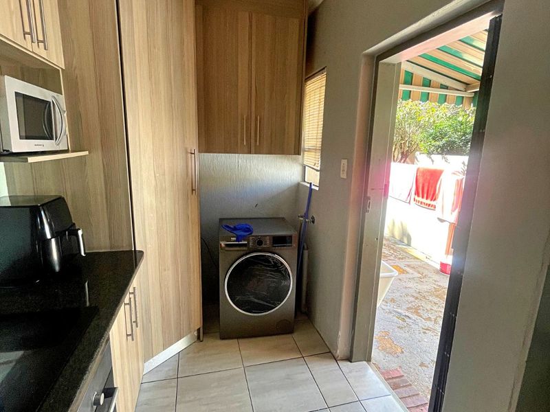 Townhouse For Sale in Die Hoewes - Photo 5