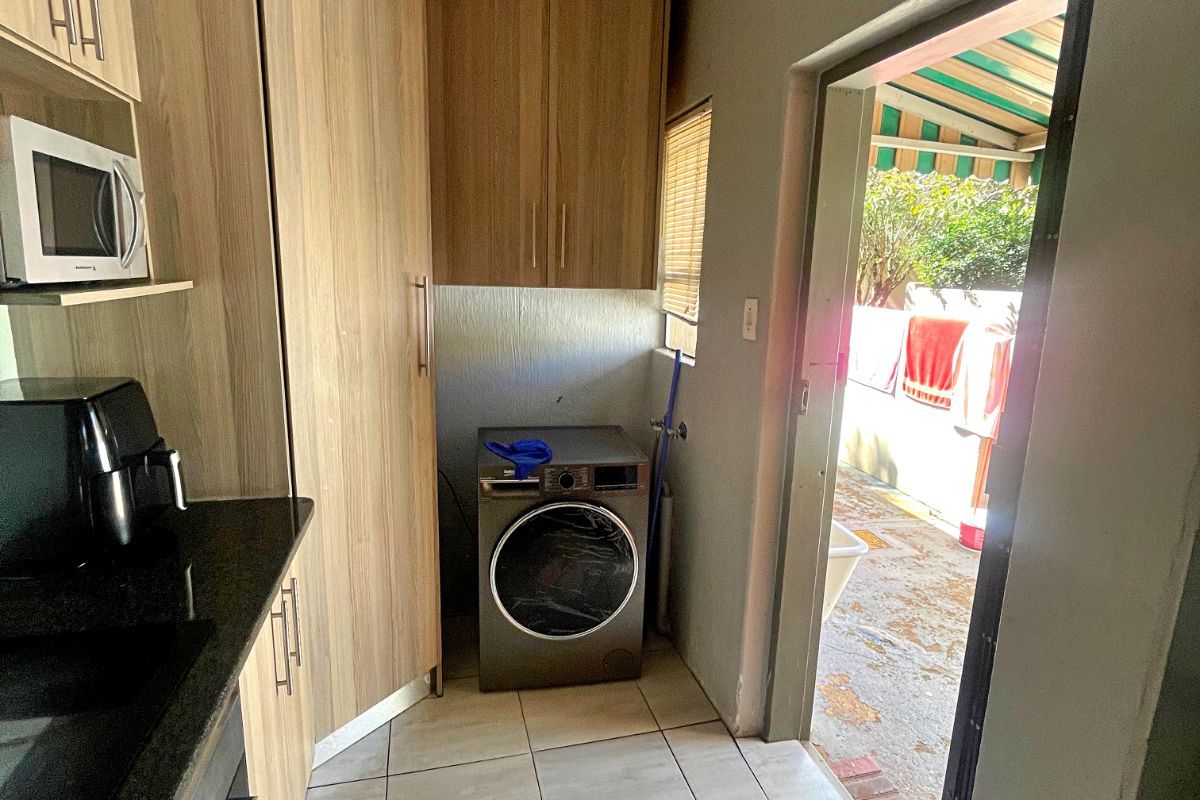 Townhouse For Sale in Die Hoewes - Photo 5