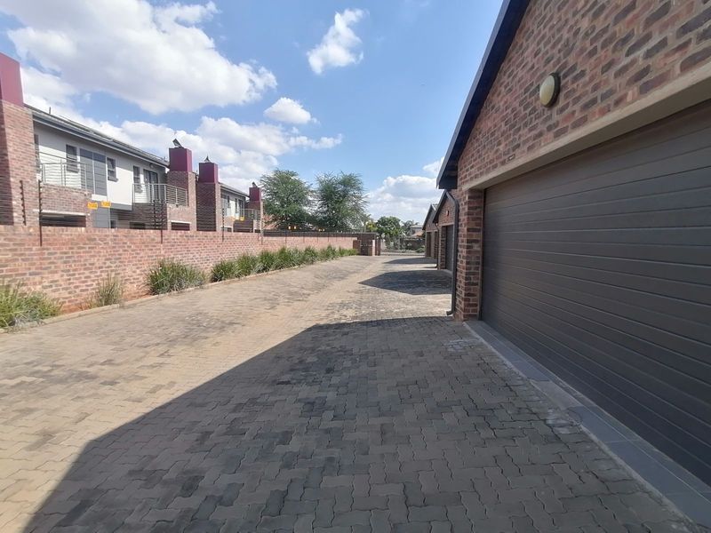 Apartment For Sale in Doornpoort - Photo 2