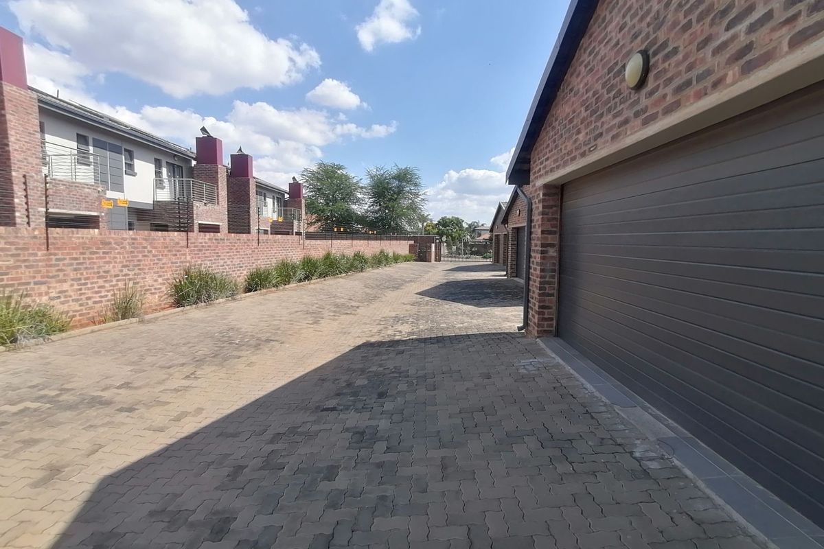 Apartment For Sale in Doornpoort - Photo 2