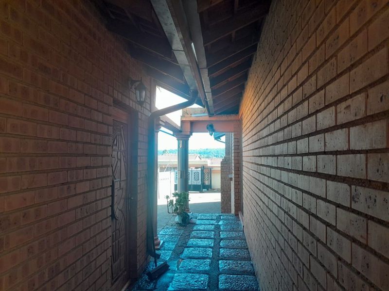 House For Sale in Esther Park - Photo 2