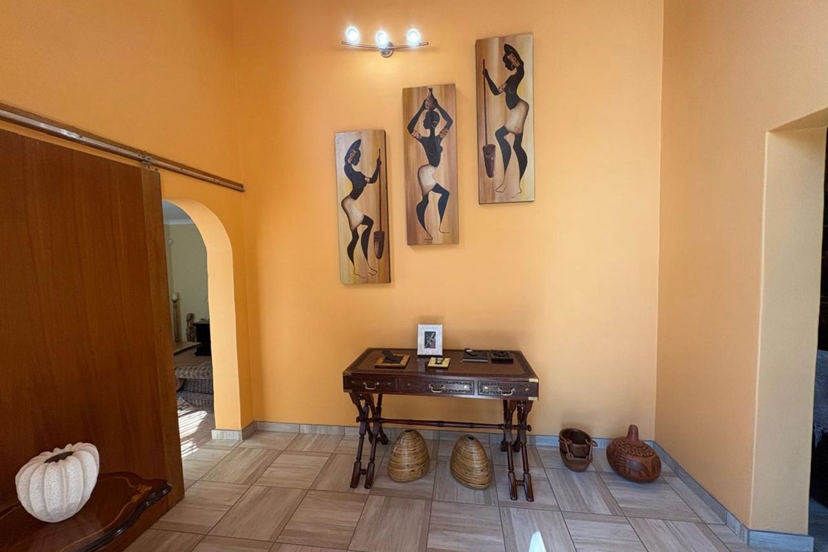 House For Sale in Royldene - Photo 2