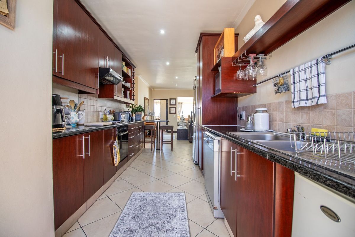 House For Sale in Fairview Golf Estate - Photo 4