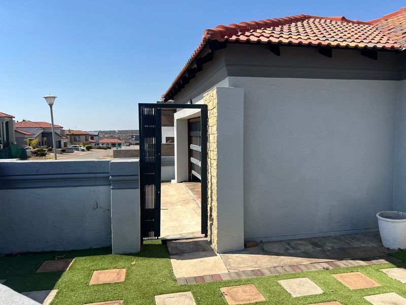 House For Sale in Woodhill Estate - Photo 6