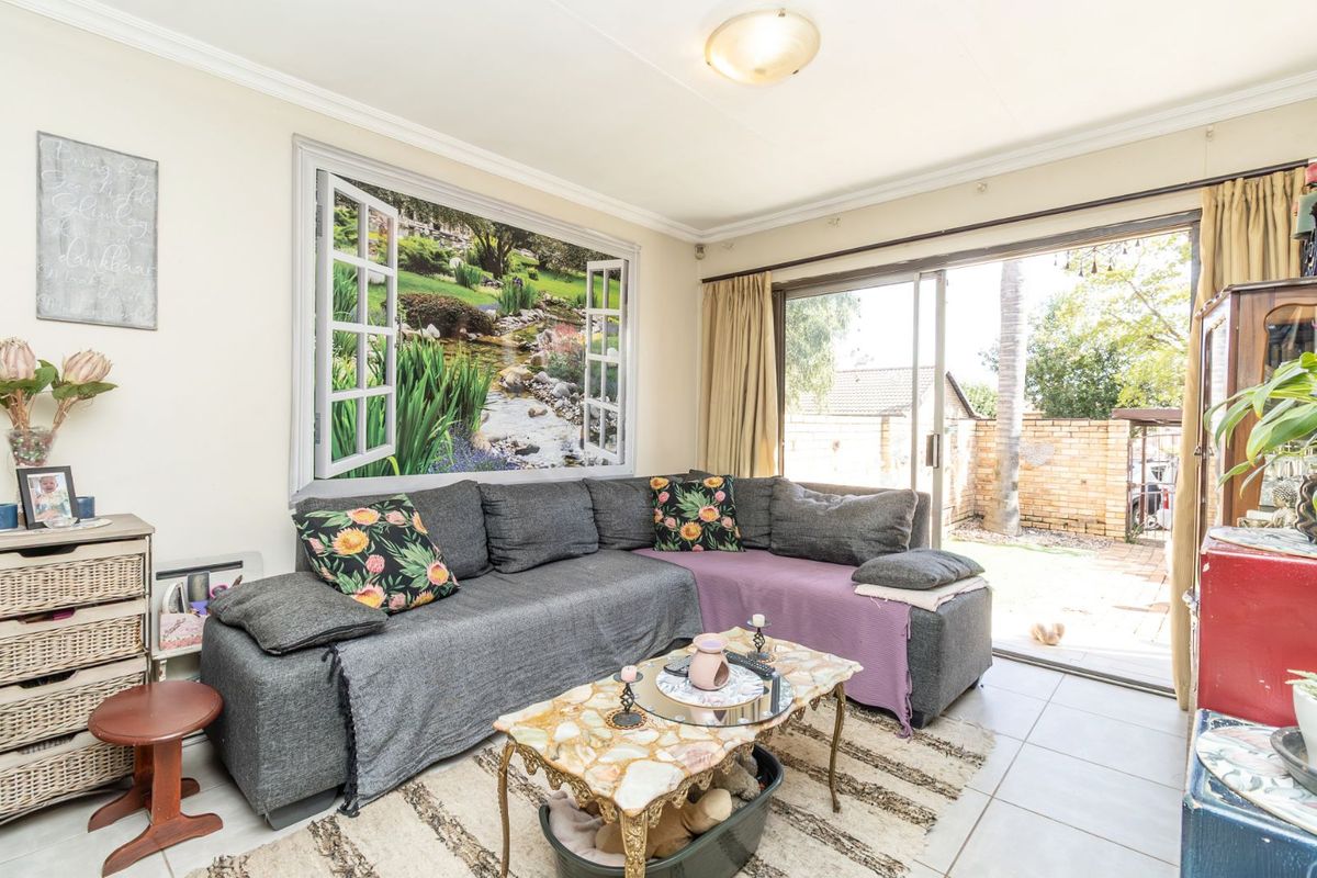 Townhouse For Sale in Wilgeheuwel - Photo 3