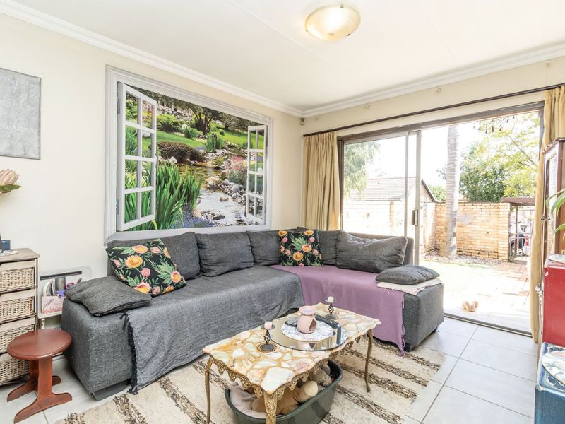 Townhouse For Sale in Wilgeheuwel - Photo 3