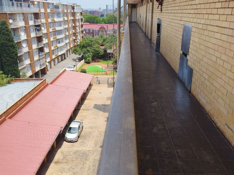 Apartment For Sale in Sunnyside - Photo 3